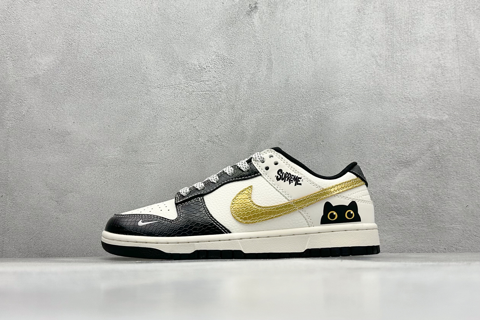 240 Nike SB Dunk Low “supre联名——罗小黑”高端定制 低帮休闲板鞋 HS2506-230