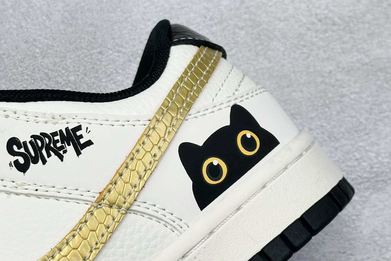 240 Nike SB Dunk Low “supre联名——罗小黑”高端定制 低帮休闲板鞋 HS2506-230