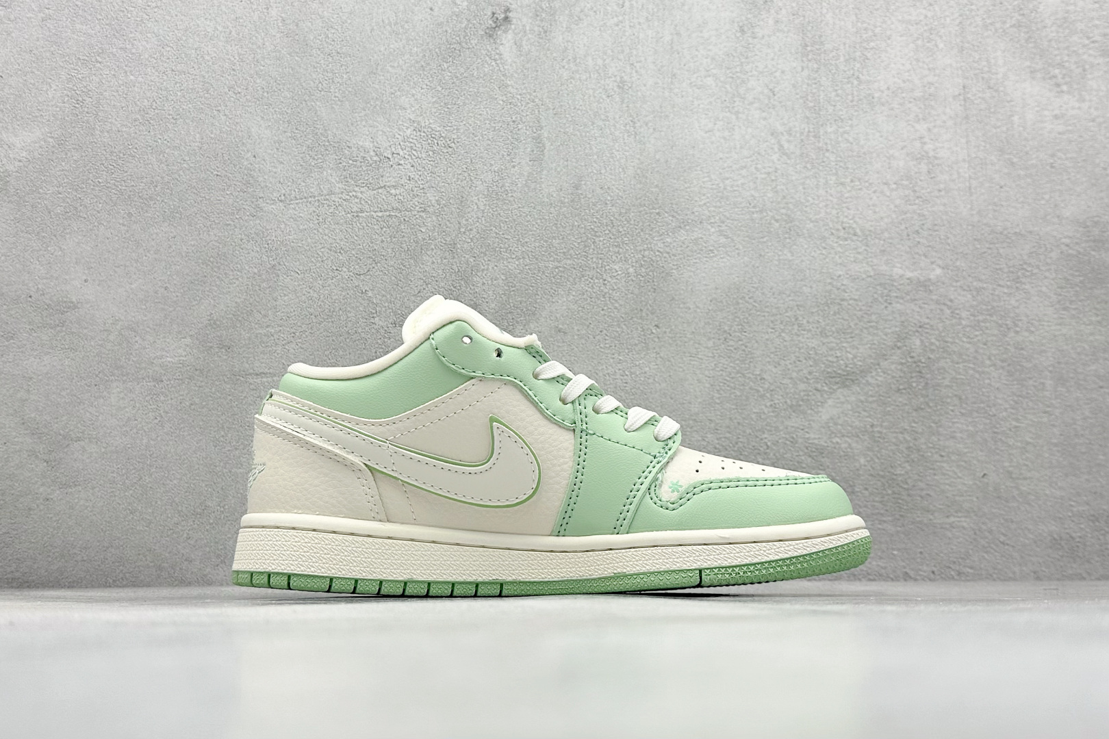 280 XC版Air Jordan 1 Retro Low x LABUBU 米绿拉布布 QR2025-006