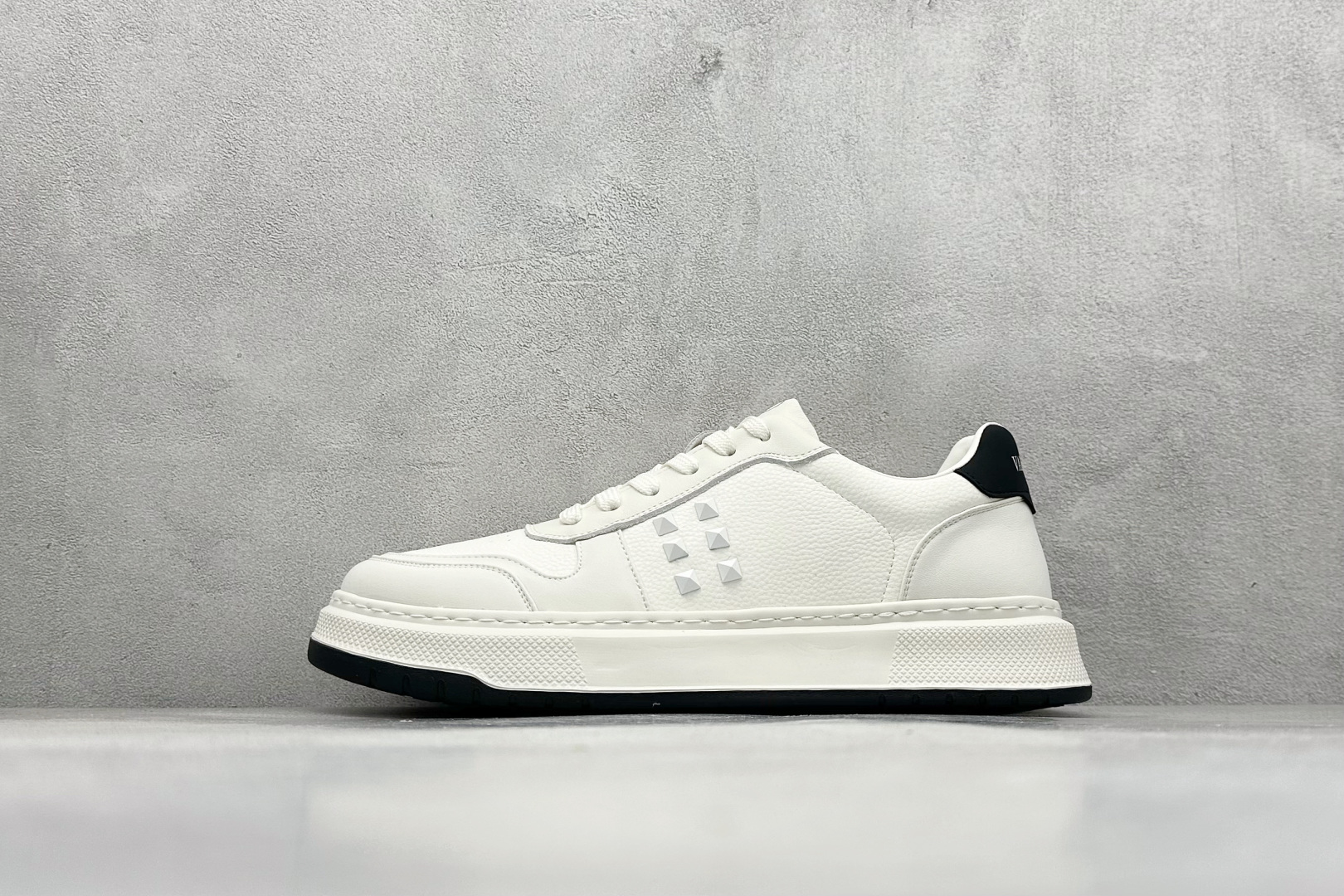 380 Valentino 华伦天奴 Rockstud untitled 厚底休闲铆钉小白鞋
