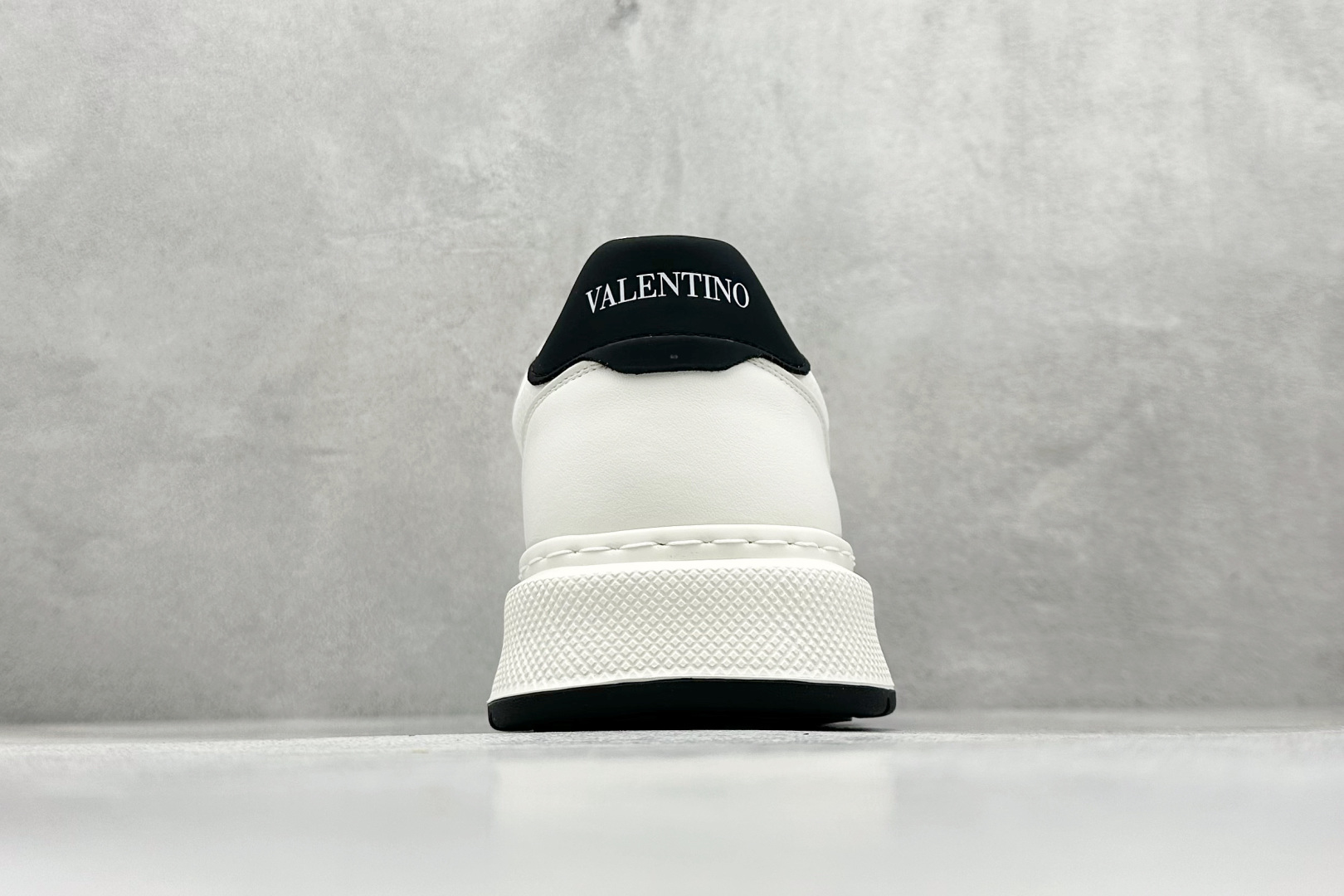380 Valentino 华伦天奴 Rockstud untitled 厚底休闲铆钉小白鞋