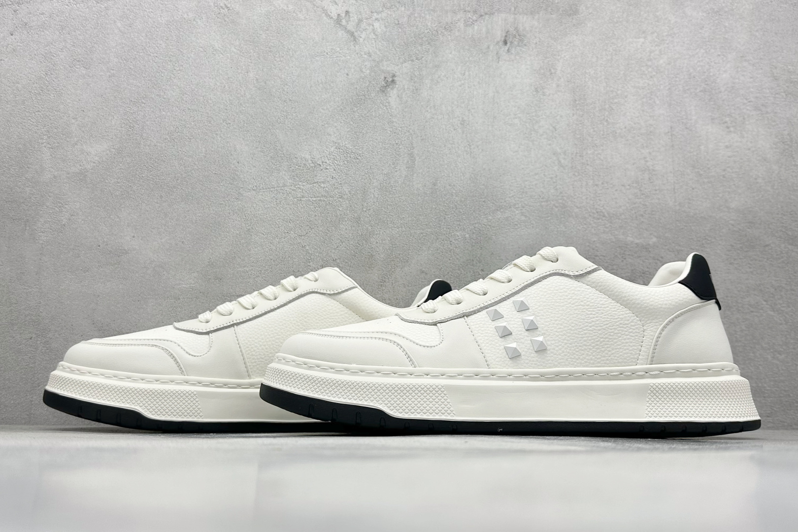 380 Valentino 华伦天奴 Rockstud untitled 厚底休闲铆钉小白鞋