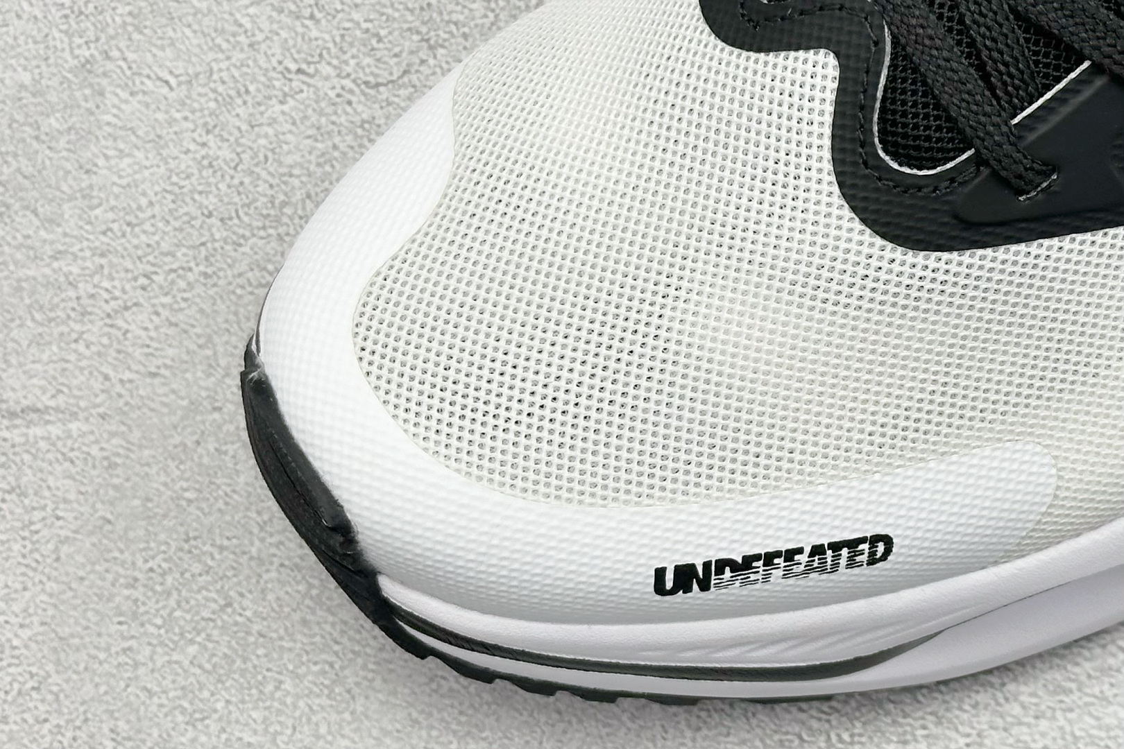 200 NIKE ZOOM PLUS 全新跑鞋 采用密度更高的材料 而且去除了前一代中操作的支撑