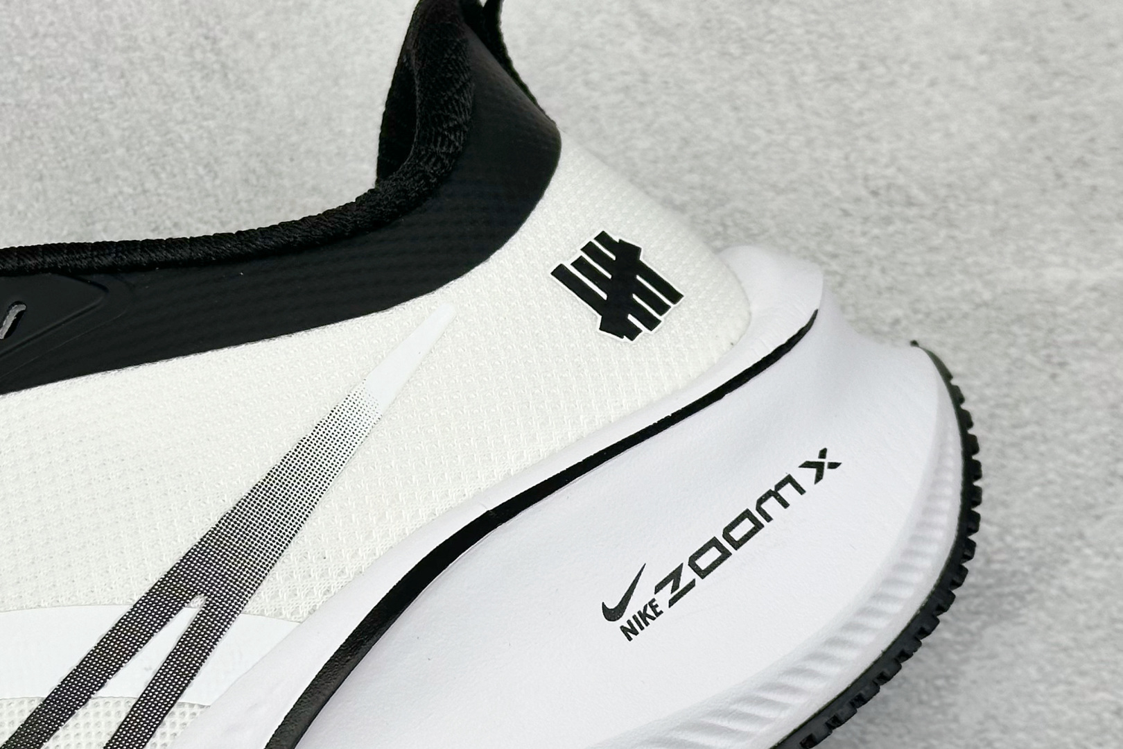 200 NIKE ZOOM PLUS 全新跑鞋 采用密度更高的材料 而且去除了前一代中操作的支撑
