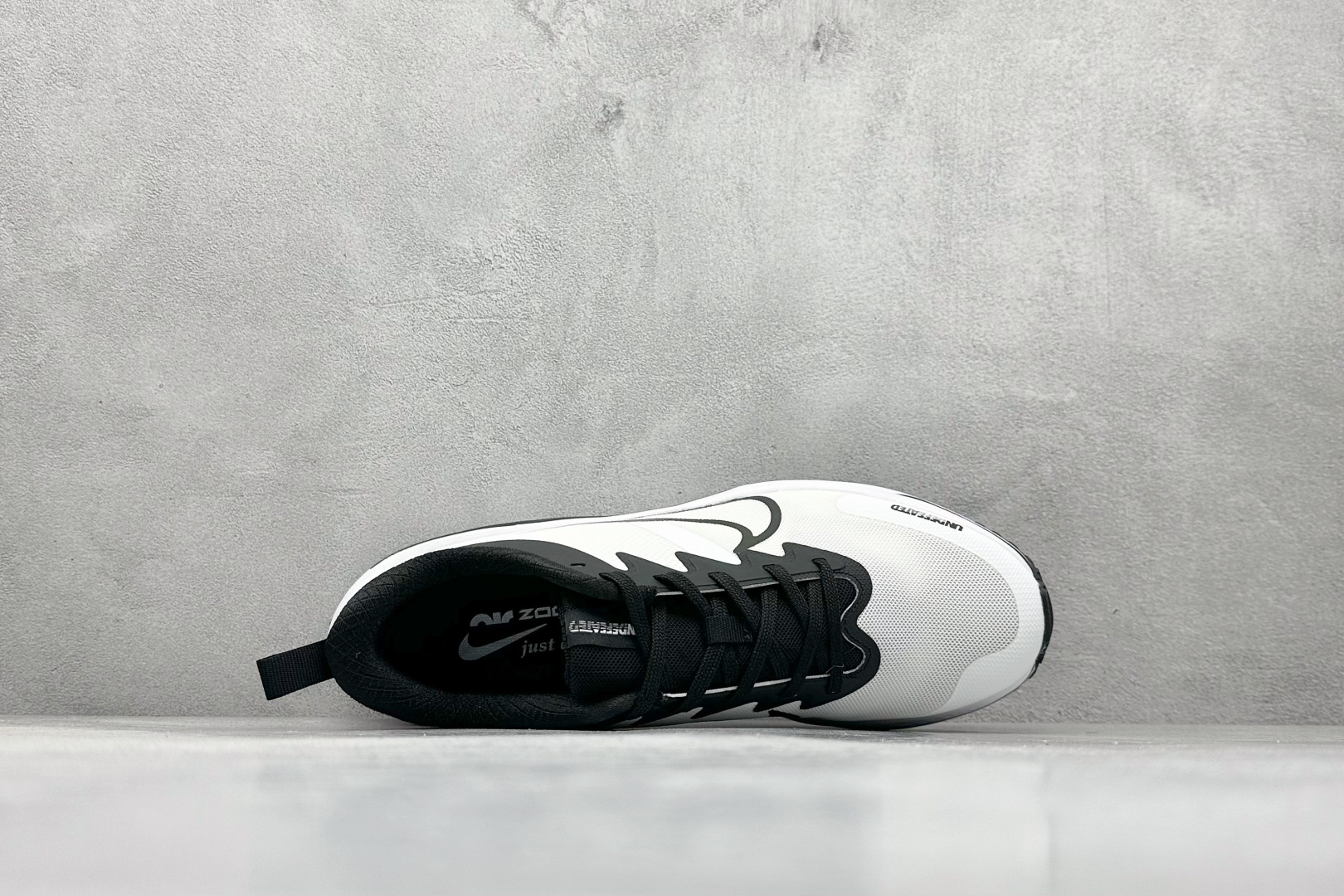 200 NIKE ZOOM PLUS 全新跑鞋 采用密度更高的材料 而且去除了前一代中操作的支撑
