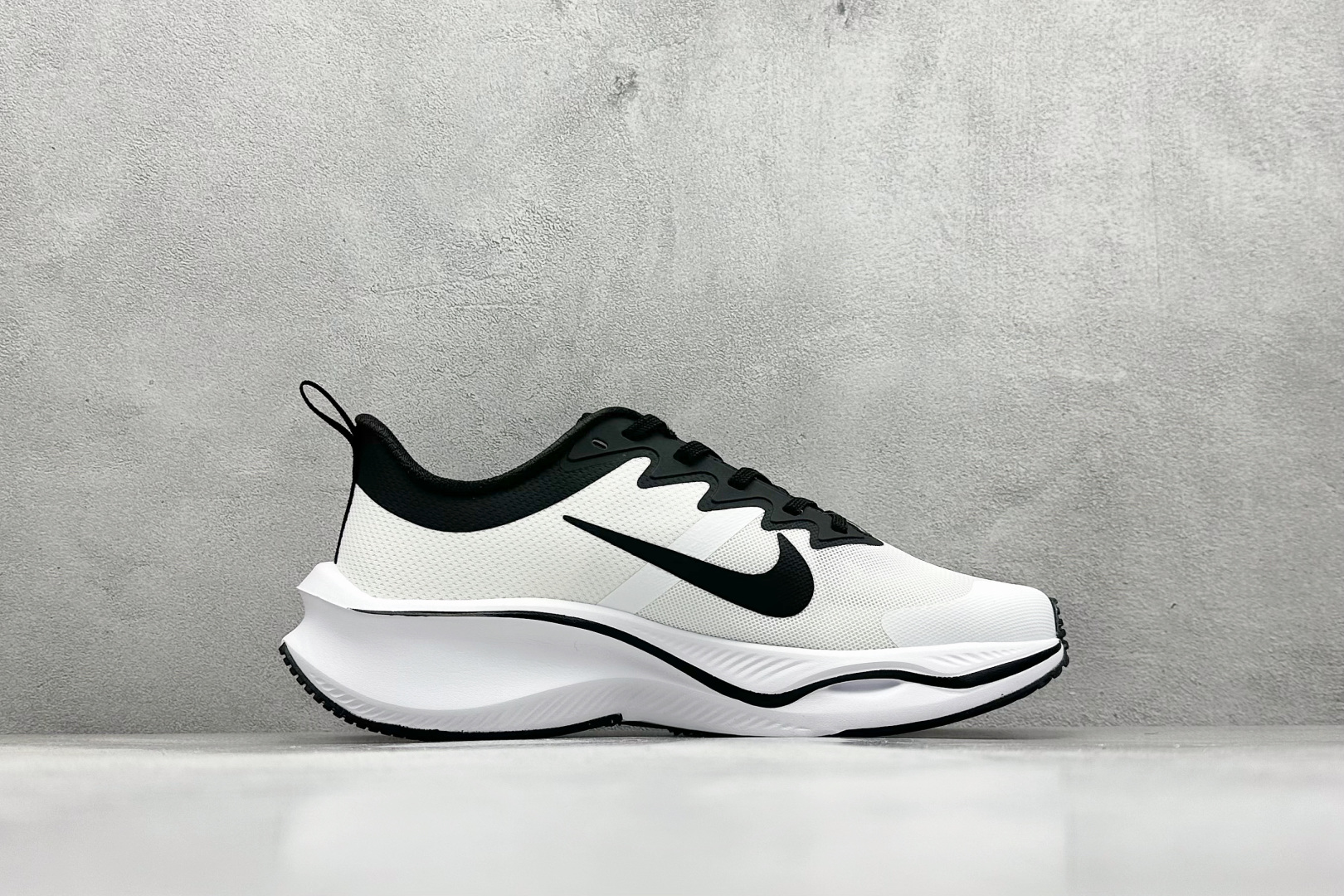 200 NIKE ZOOM PLUS 全新跑鞋 采用密度更高的材料 而且去除了前一代中操作的支撑