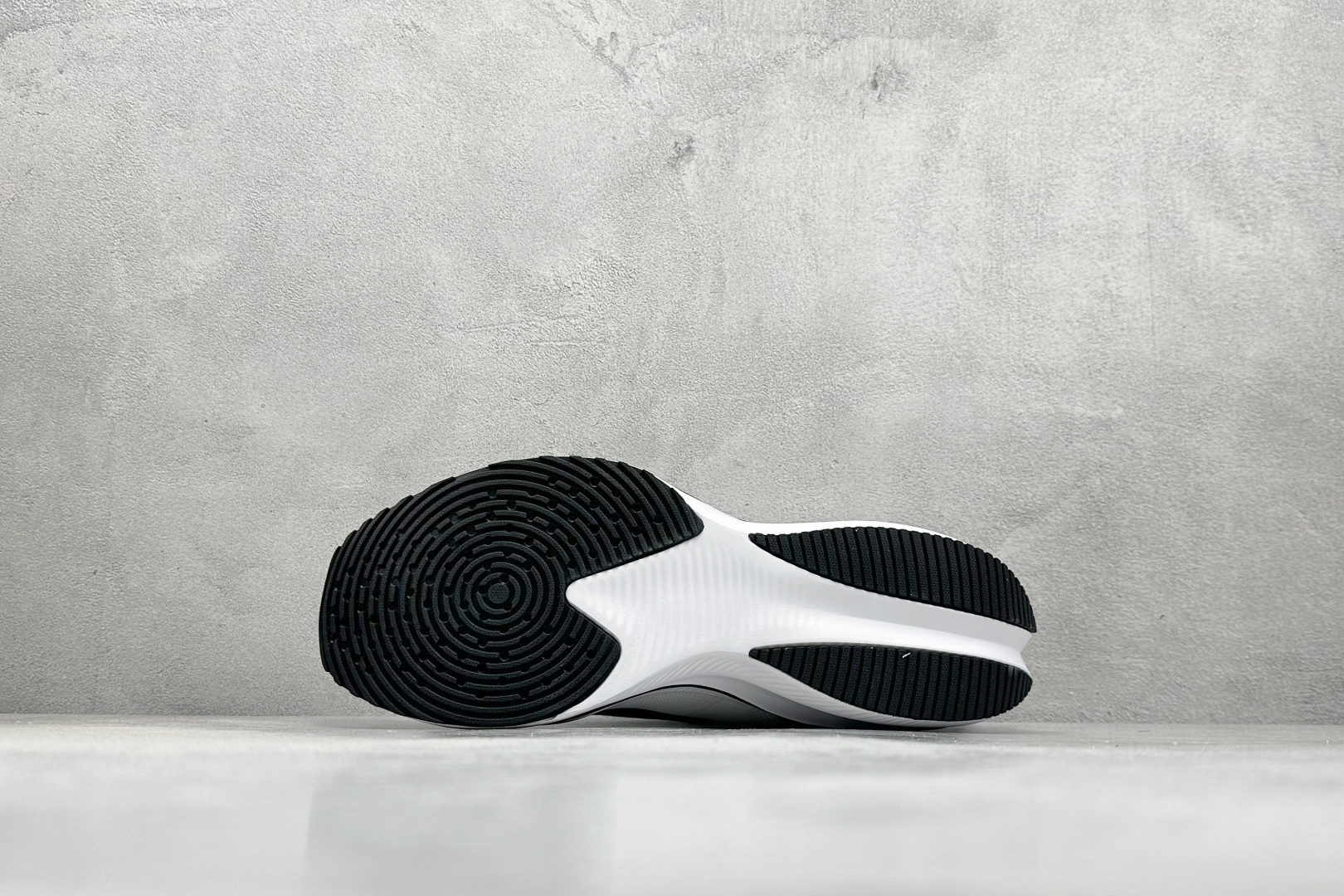 200 NIKE ZOOM PLUS 全新跑鞋 采用密度更高的材料 而且去除了前一代中操作的支撑