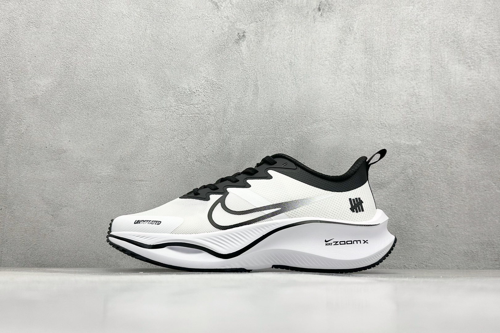 200 NIKE ZOOM PLUS 全新跑鞋 采用密度更高的材料 而且去除了前一代中操作的支撑