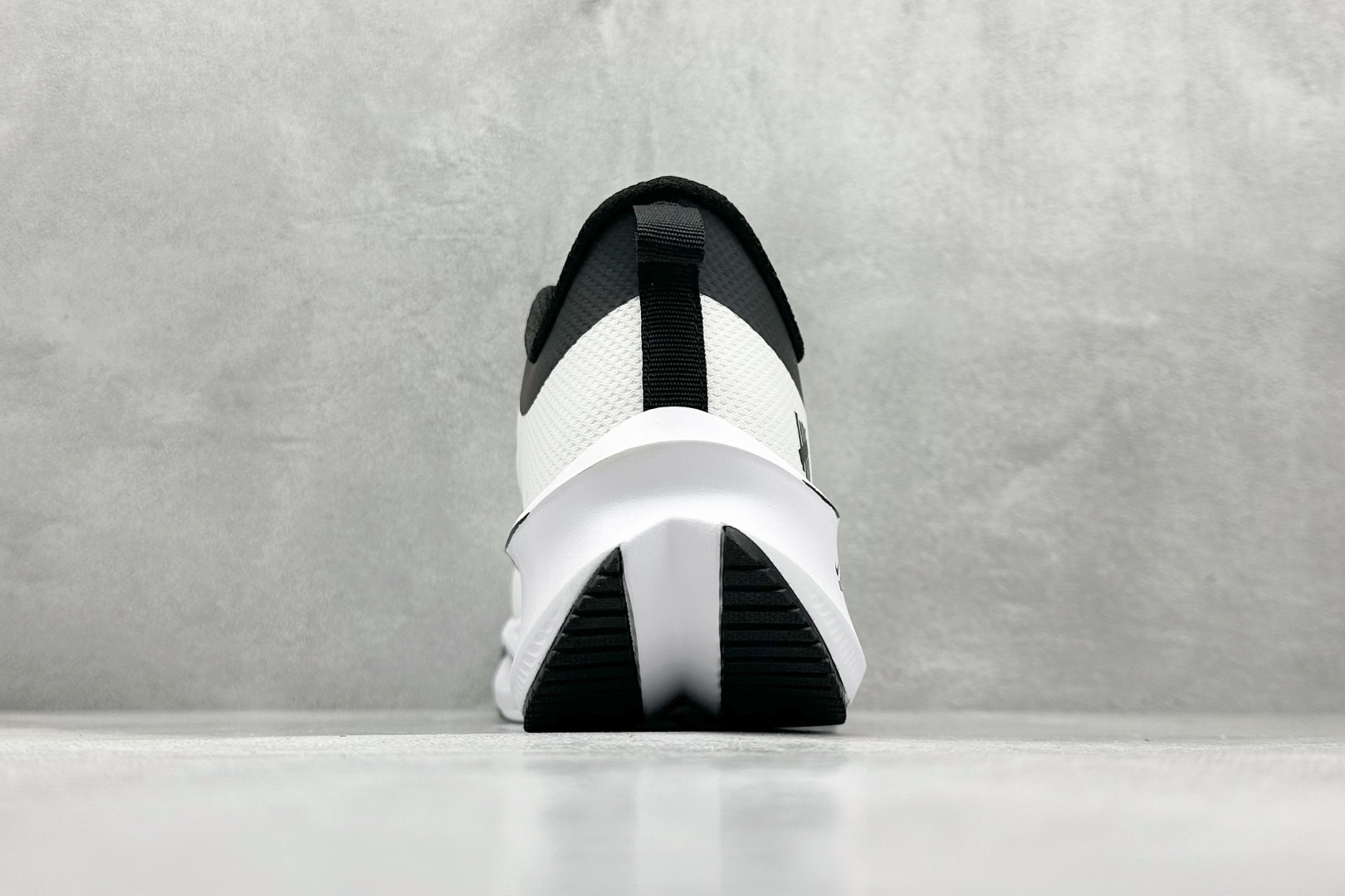 200 NIKE ZOOM PLUS 全新跑鞋 采用密度更高的材料 而且去除了前一代中操作的支撑