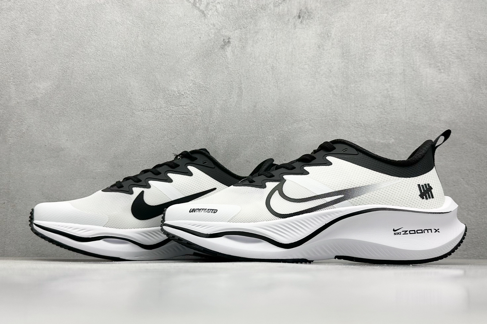 200 NIKE ZOOM PLUS 全新跑鞋 采用密度更高的材料 而且去除了前一代中操作的支撑