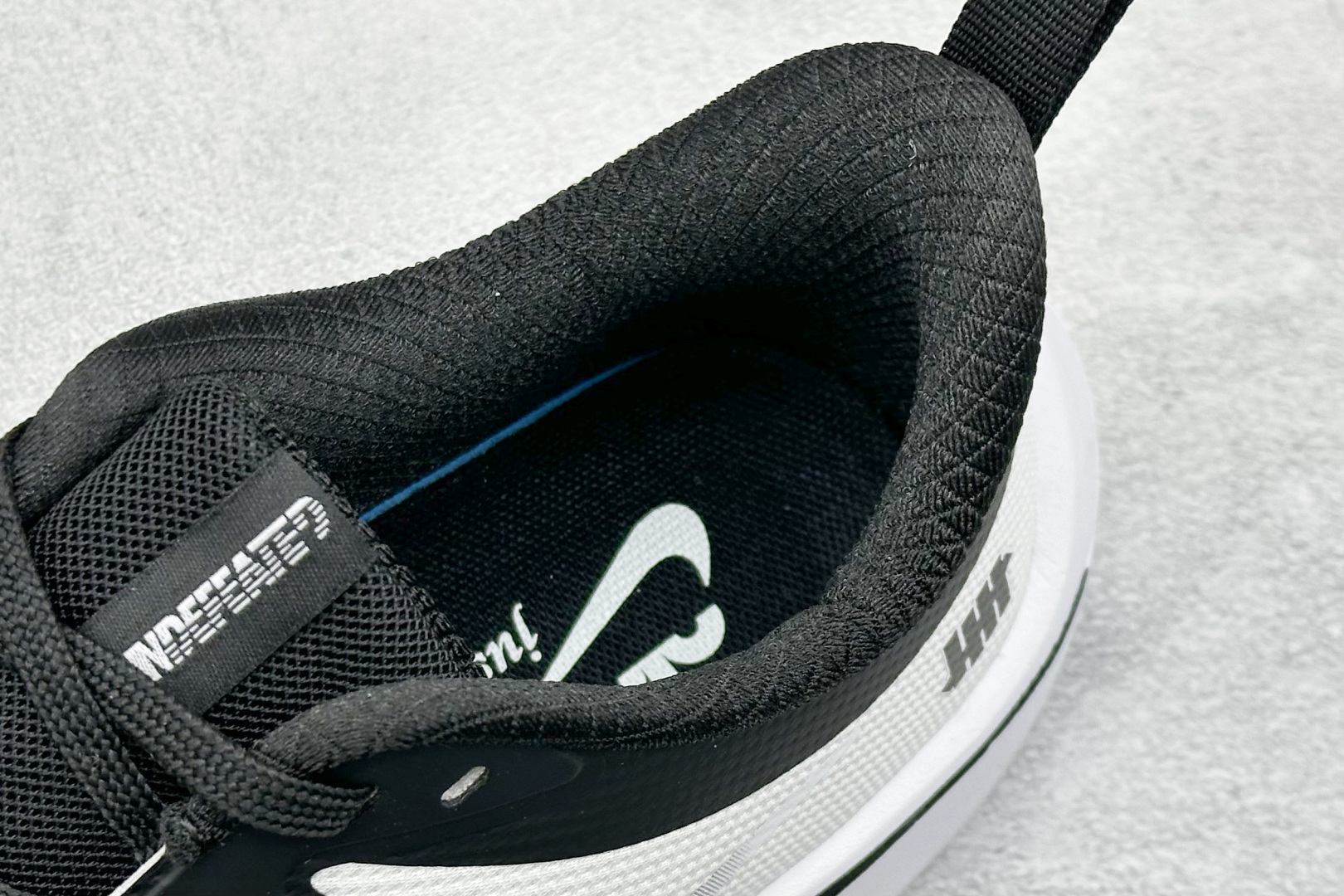 200 NIKE ZOOM PLUS 全新跑鞋 采用密度更高的材料 而且去除了前一代中操作的支撑