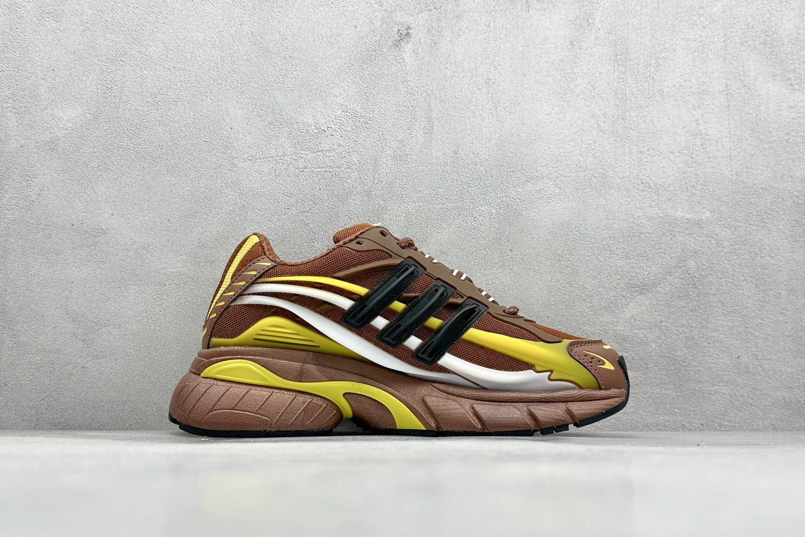 300 AdidOriginals Adistar Jellyfish 阿迪复古舒适防滑减震运动鞋 JP9270
