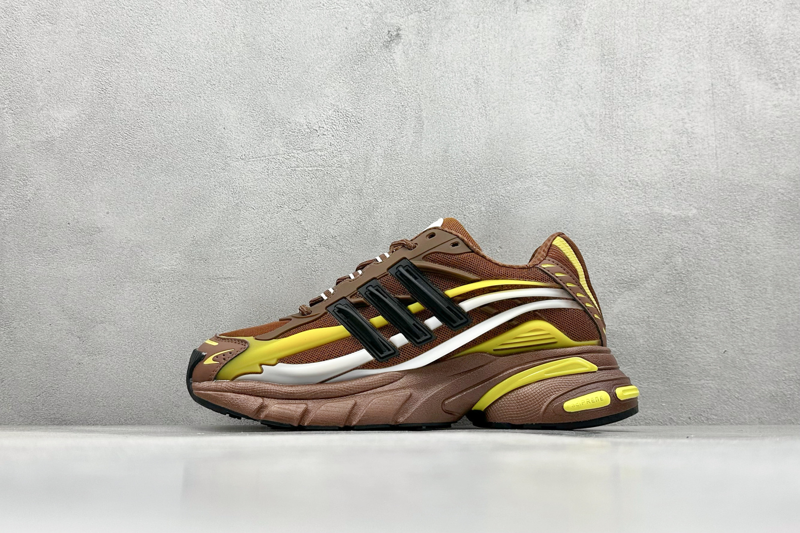 300 AdidOriginals Adistar Jellyfish 阿迪复古舒适防滑减震运动鞋 JP9270