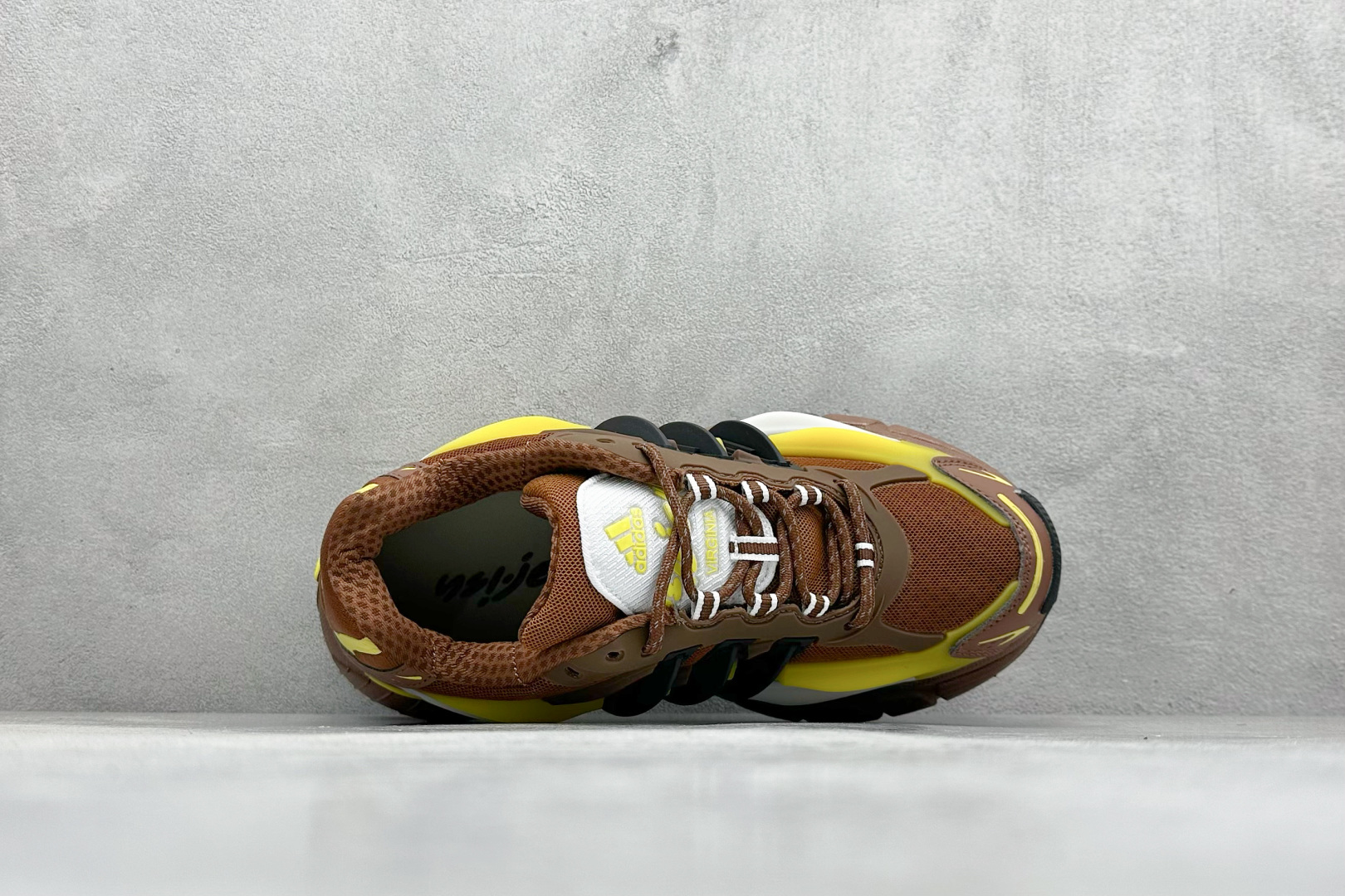 300 AdidOriginals Adistar Jellyfish 阿迪复古舒适防滑减震运动鞋 JP9270