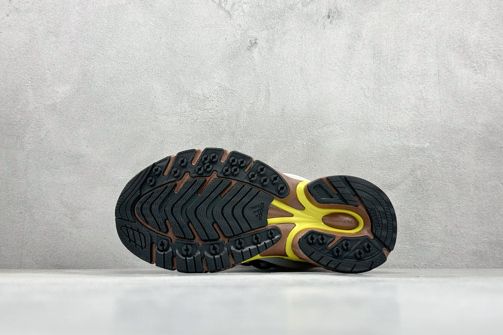 300 AdidOriginals Adistar Jellyfish 阿迪复古舒适防滑减震运动鞋 JP9270