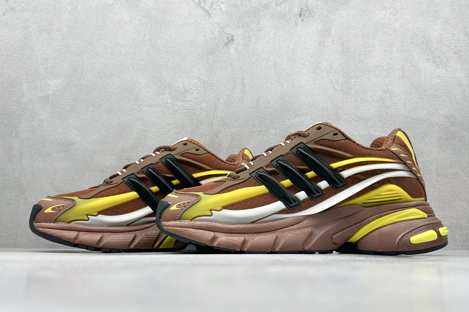 300 AdidOriginals Adistar Jellyfish 阿迪复古舒适防滑减震运动鞋 JP9270
