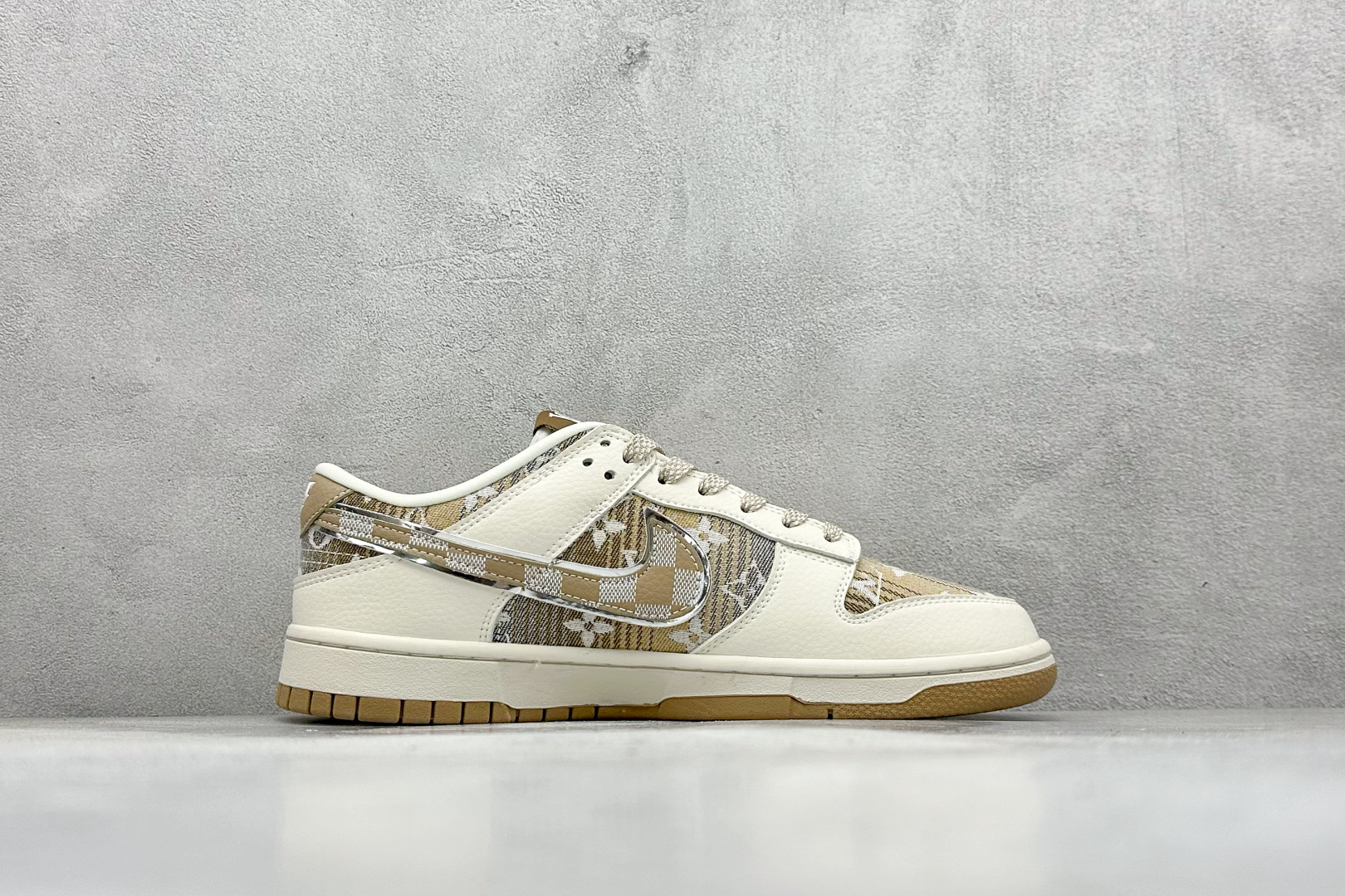 240 Nike SB Dunk Low “路易威登LV联名---米白黄帆布印花” 高端定制 低帮休闲板鞋  DS6608-006