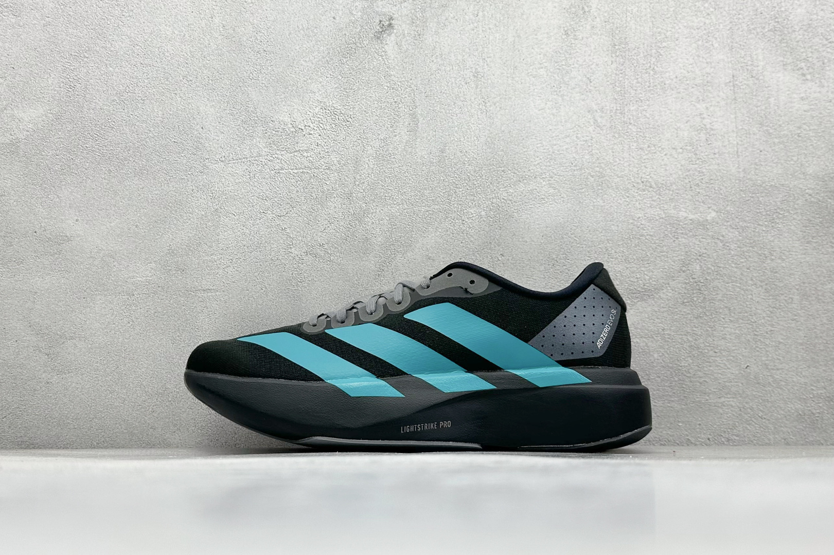 🌾 RS版 Adidas Adizero Evo SL 阿迪超轻透气缓震跑鞋整体外观造型与adiZero