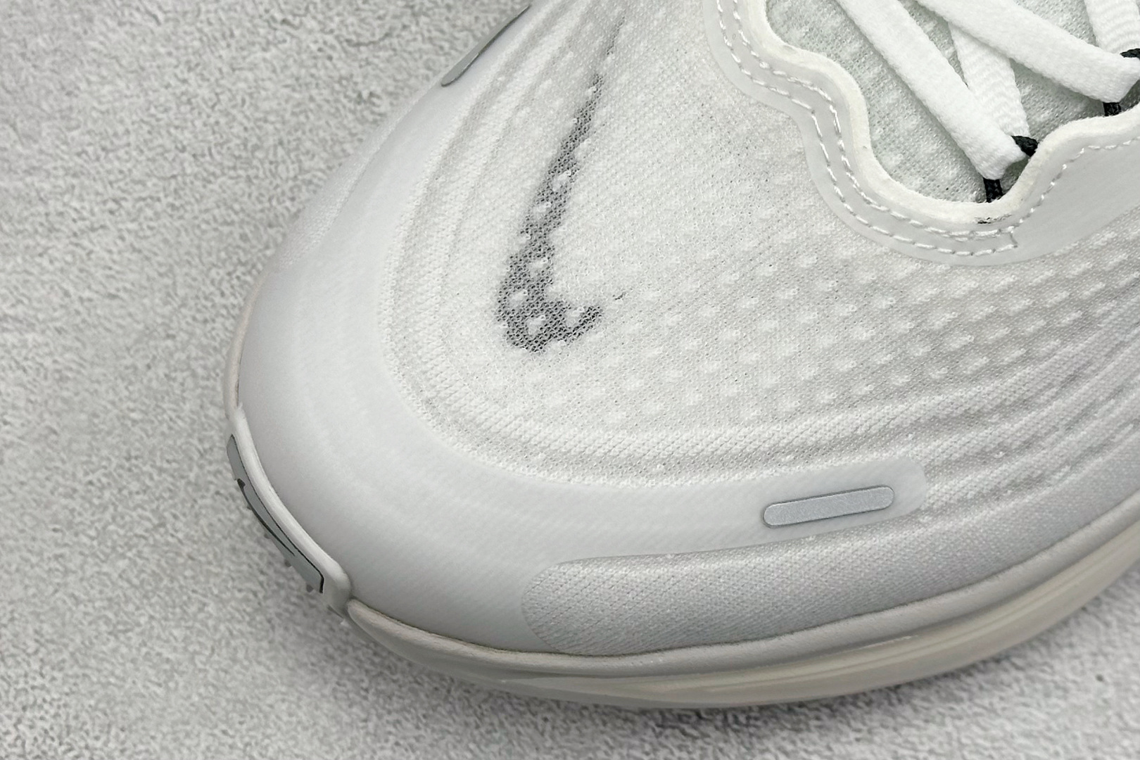 180 Nike VOMERO PLUS 耐克 舒适减震防滑 低帮跑步鞋  IH2268-100