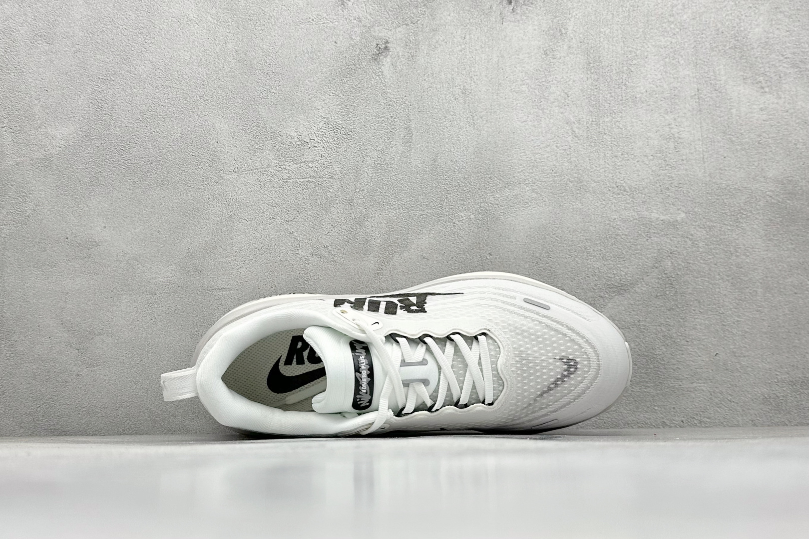 180 Nike VOMERO PLUS 耐克 舒适减震防滑 低帮跑步鞋  IH2268-100