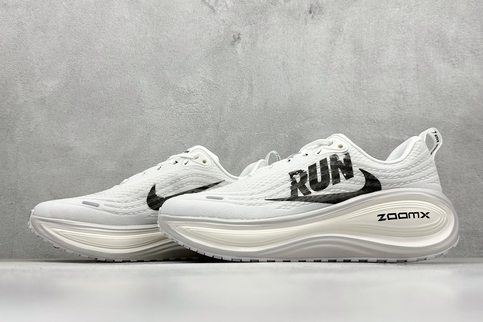 180 Nike VOMERO PLUS 耐克 舒适减震防滑 低帮跑步鞋  IH2268-100