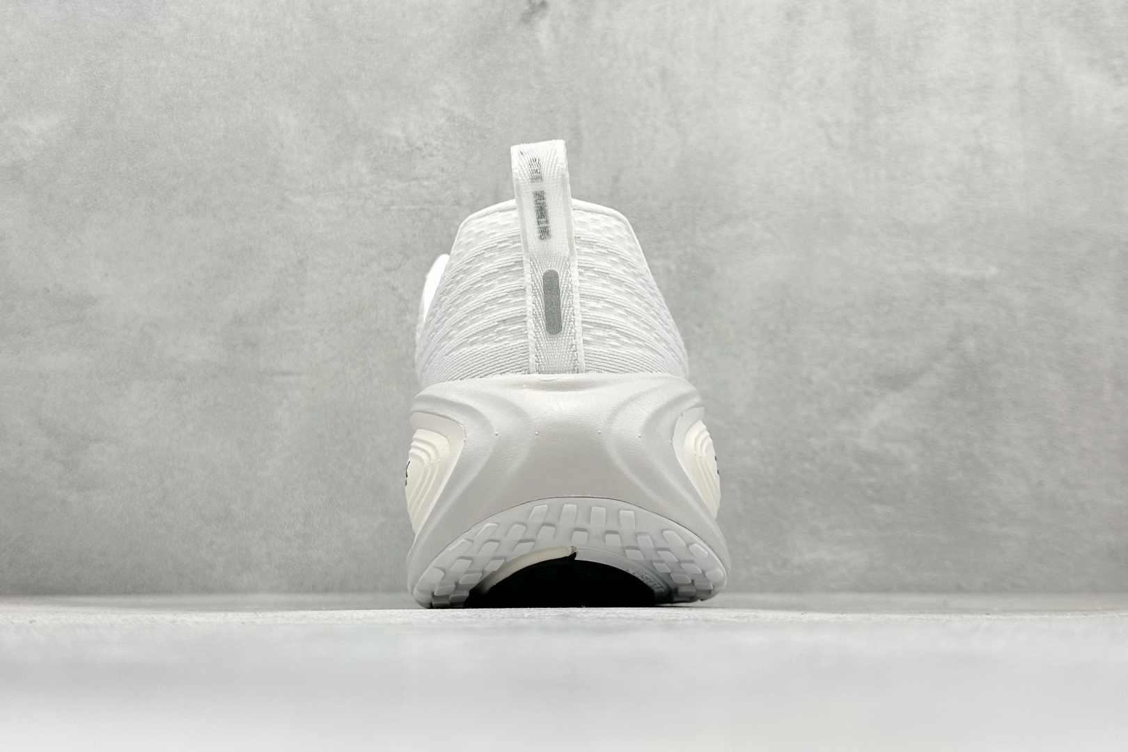 180 Nike VOMERO PLUS 耐克 舒适减震防滑 低帮跑步鞋  IH2268-100