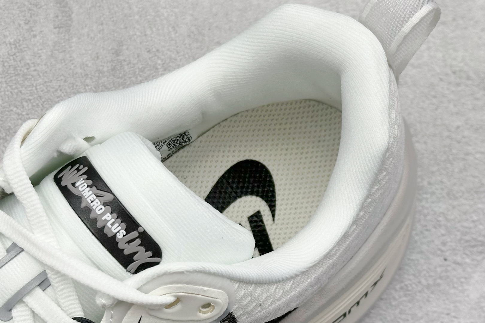 180 Nike VOMERO PLUS 耐克 舒适减震防滑 低帮跑步鞋  IH2268-100