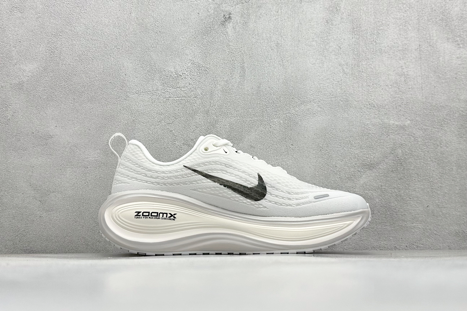 180 Nike VOMERO PLUS 耐克 舒适减震防滑 低帮跑步鞋  IH2268-100