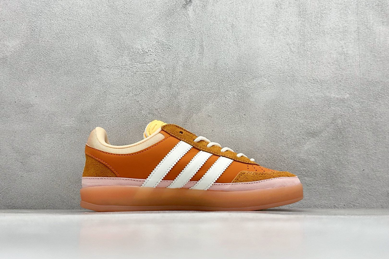200 坏痞兔Bad Bunny x AD Gazelle Indoor Trainers 联名羚羊内训系列低帮复古百搭休闲运动德训风板鞋  JS5050