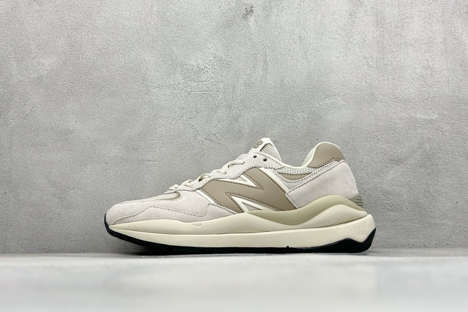 福利特价 放店私
New Balance M5740系列 
原楦原纸版开发版型 采用国产猪巴革麂皮及牛培