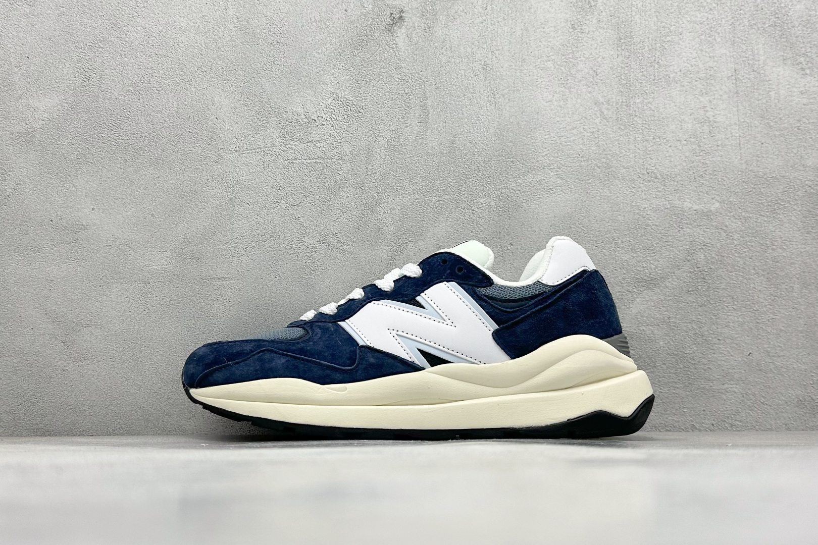 福利特价 放店私
New Balance M5740系列 
原楦原纸版开发版型 采用国产猪巴革麂皮及牛培