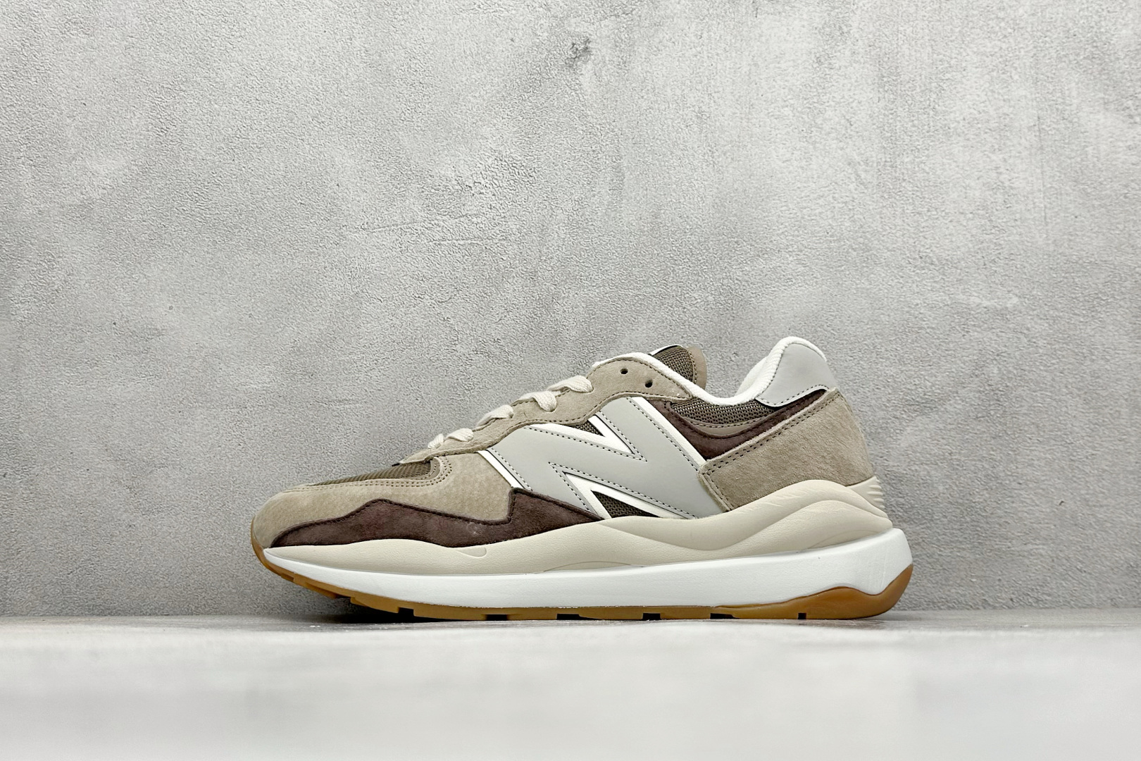 福利特价 放店私
New Balance M5740系列 
原楦原纸版开发版型 采用国产猪巴革麂皮及牛培