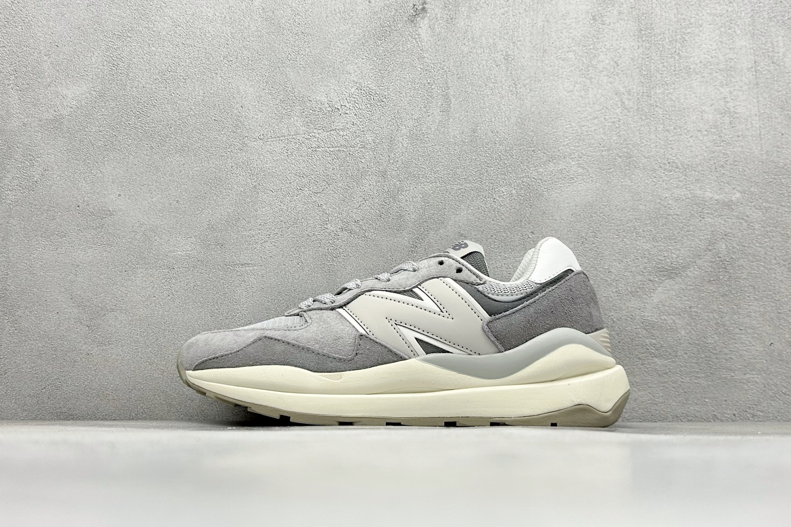 福利特价 放店私
New Balance M5740系列 
原楦原纸版开发版型 采用国产猪巴革麂皮及牛培