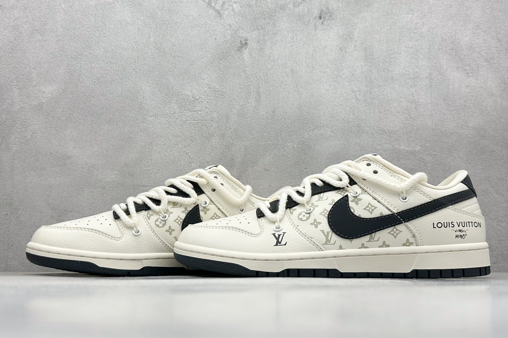 福利特价 放店私
LV x Nike Dunk Low 绑带老花米黑勾
此款主张打破传统的工业化流水线设