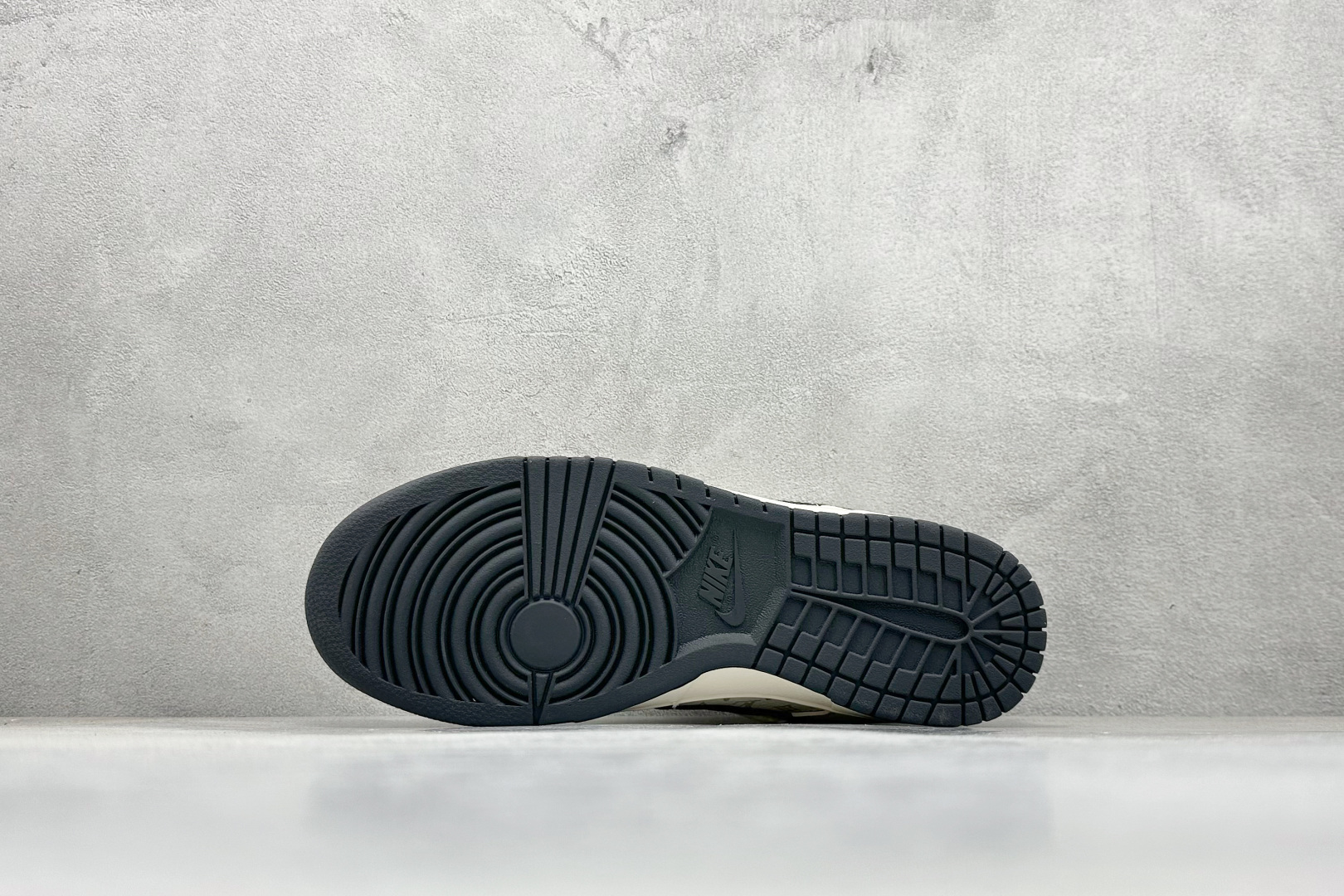 福利特价 放店私
LV x Nike Dunk Low 绑带老花米黑勾
此款主张打破传统的工业化流水线设
