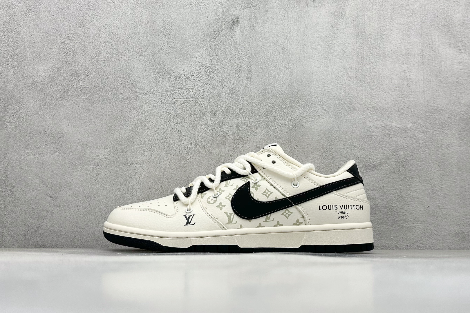 福利特价 放店私
LV x Nike Dunk Low 绑带老花米黑勾
此款主张打破传统的工业化流水线设