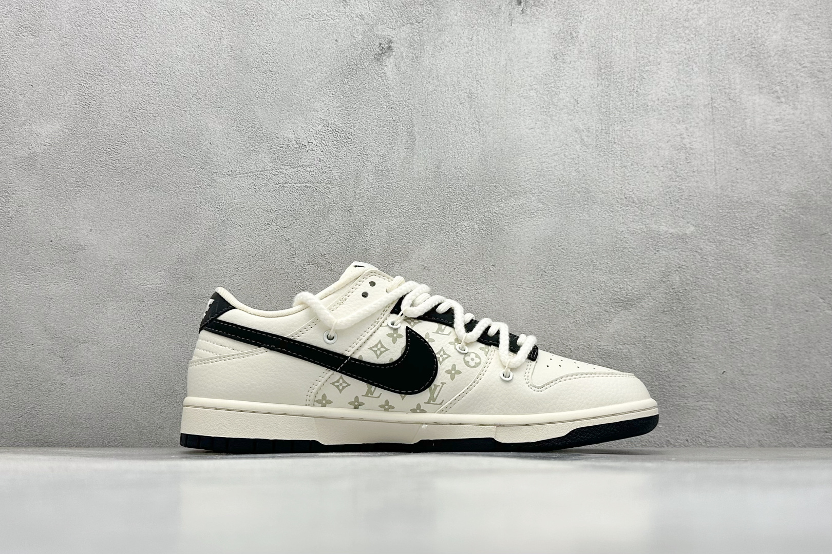 福利特价 放店私
LV x Nike Dunk Low 绑带老花米黑勾
此款主张打破传统的工业化流水线设