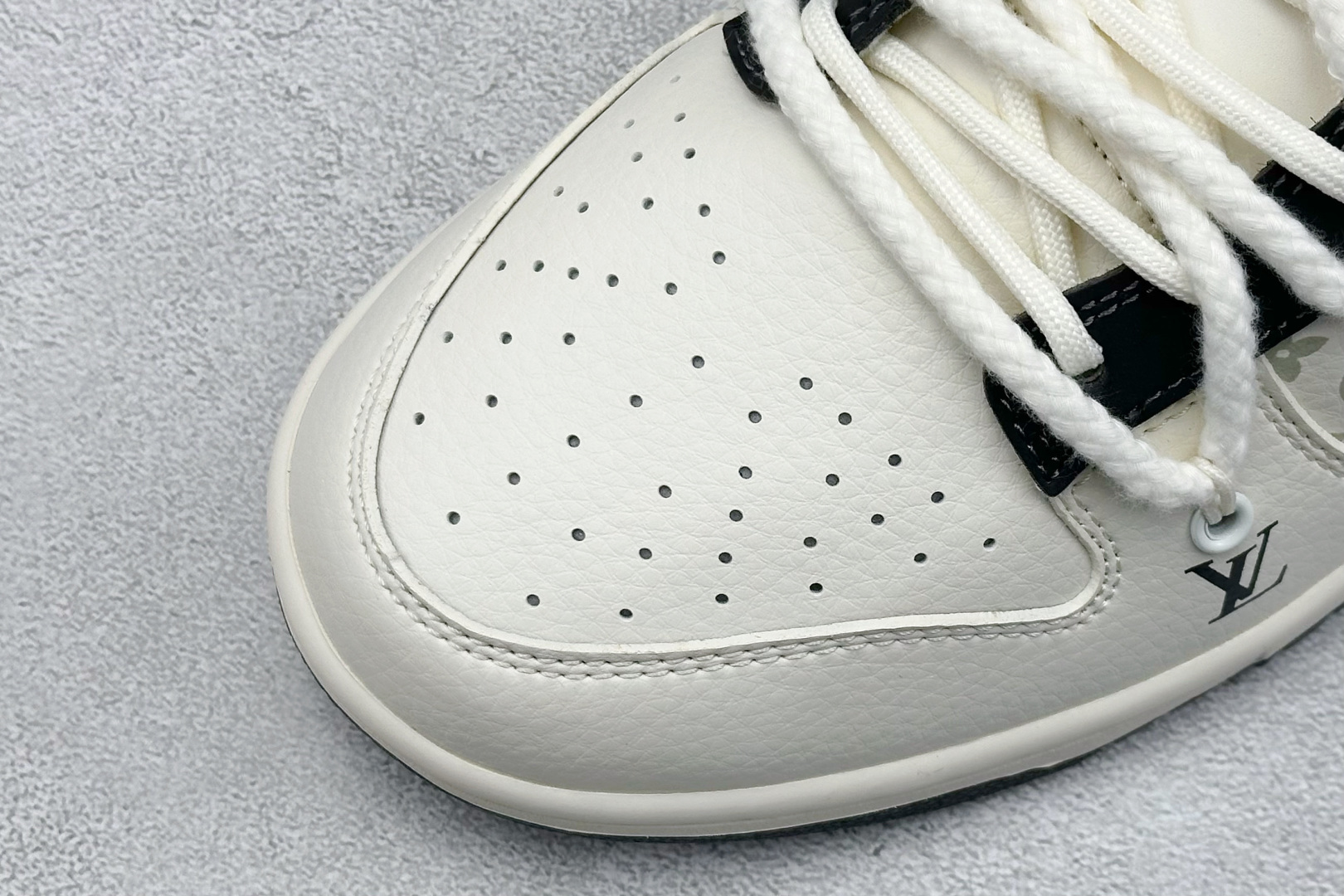 福利特价 放店私
LV x Nike Dunk Low 绑带老花米黑勾
此款主张打破传统的工业化流水线设