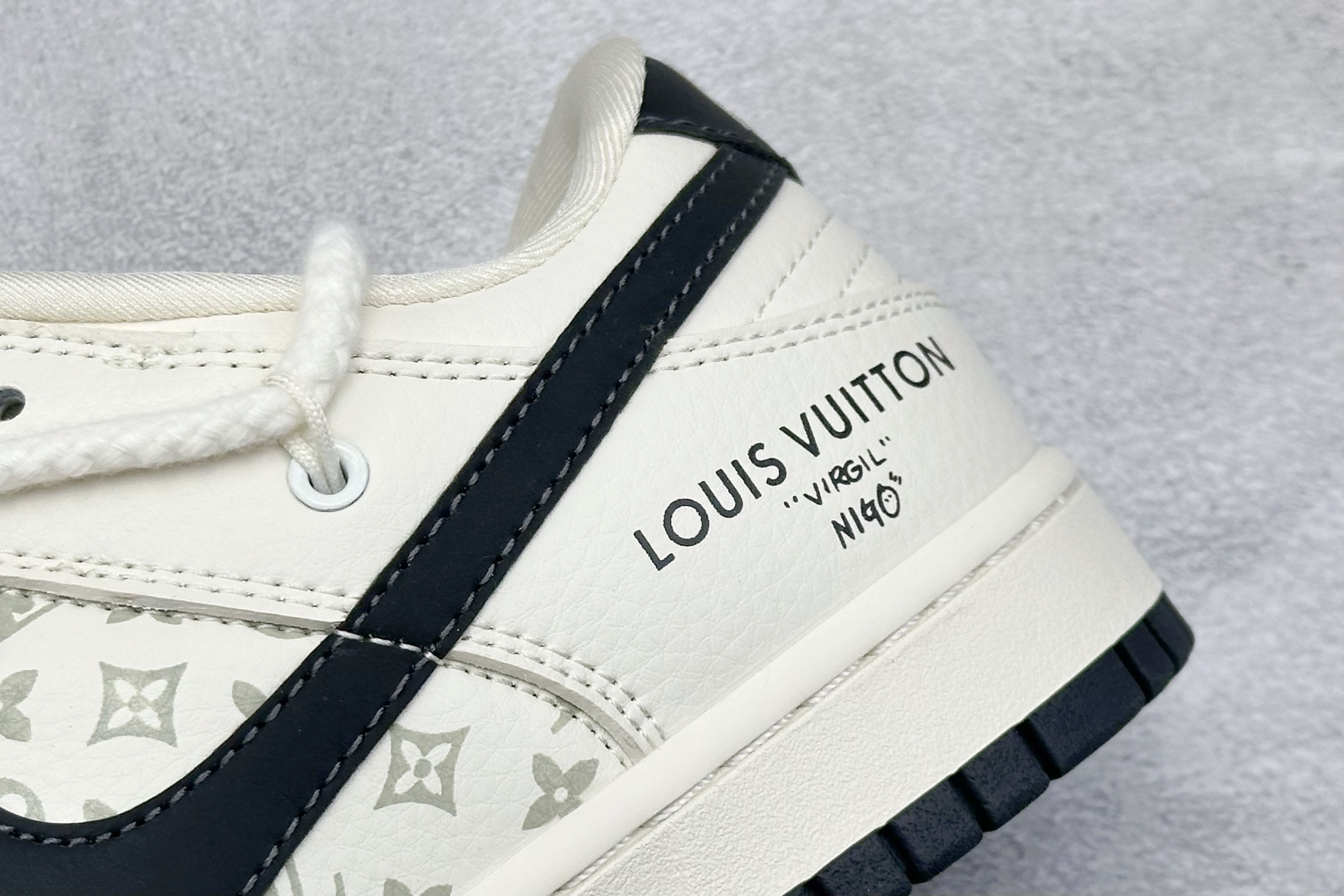 福利特价 放店私
LV x Nike Dunk Low 绑带老花米黑勾
此款主张打破传统的工业化流水线设