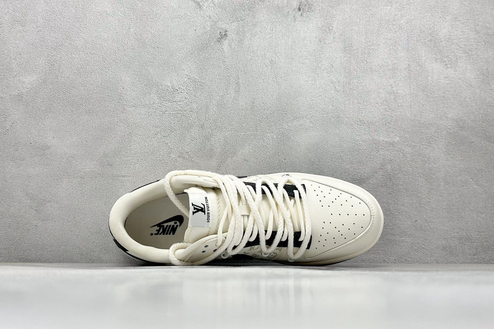福利特价 放店私
LV x Nike Dunk Low 绑带老花米黑勾
此款主张打破传统的工业化流水线设