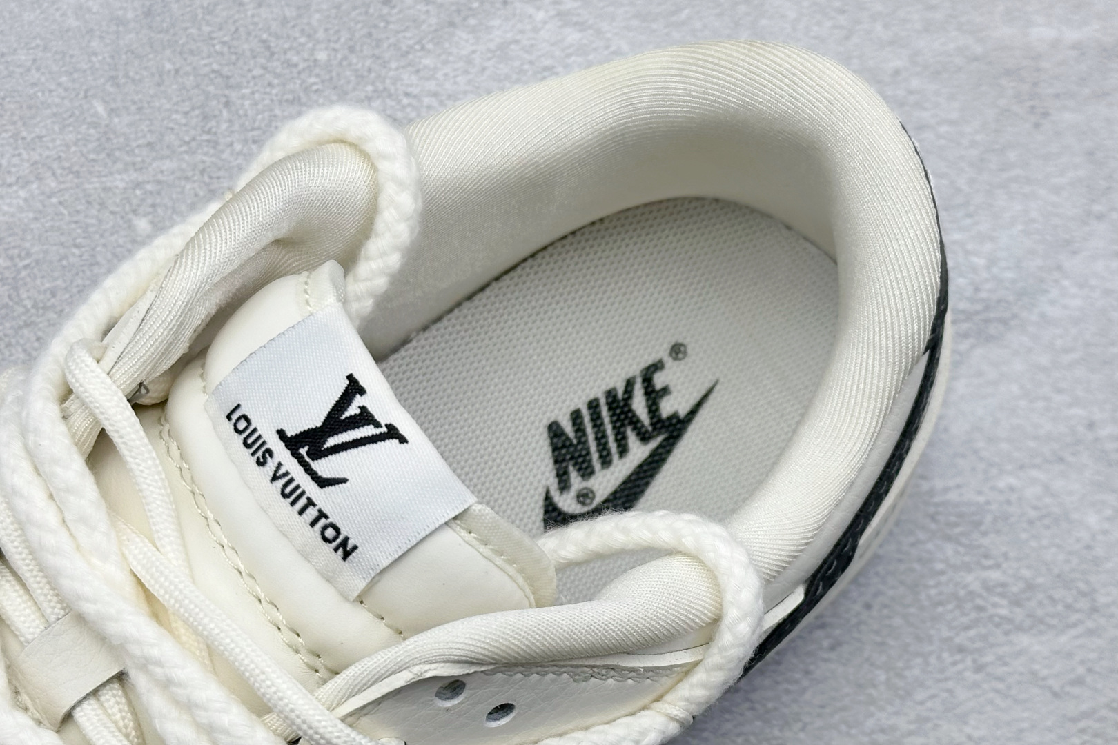 福利特价 放店私
LV x Nike Dunk Low 绑带老花米黑勾
此款主张打破传统的工业化流水线设