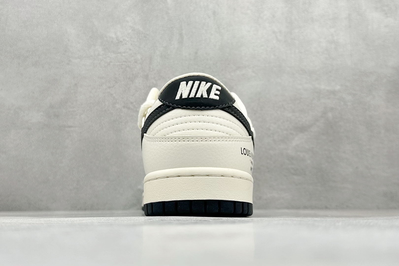 福利特价 放店私
LV x Nike Dunk Low 绑带老花米黑勾
此款主张打破传统的工业化流水线设