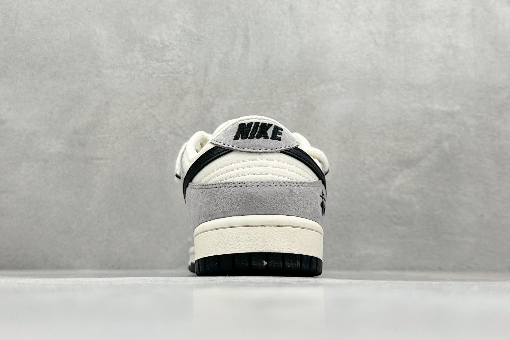 福利特价 放店私
Nike SB Dunk Low 斯图西联名 高端定制 低帮休闲板鞋 
定制鞋盒 大厂