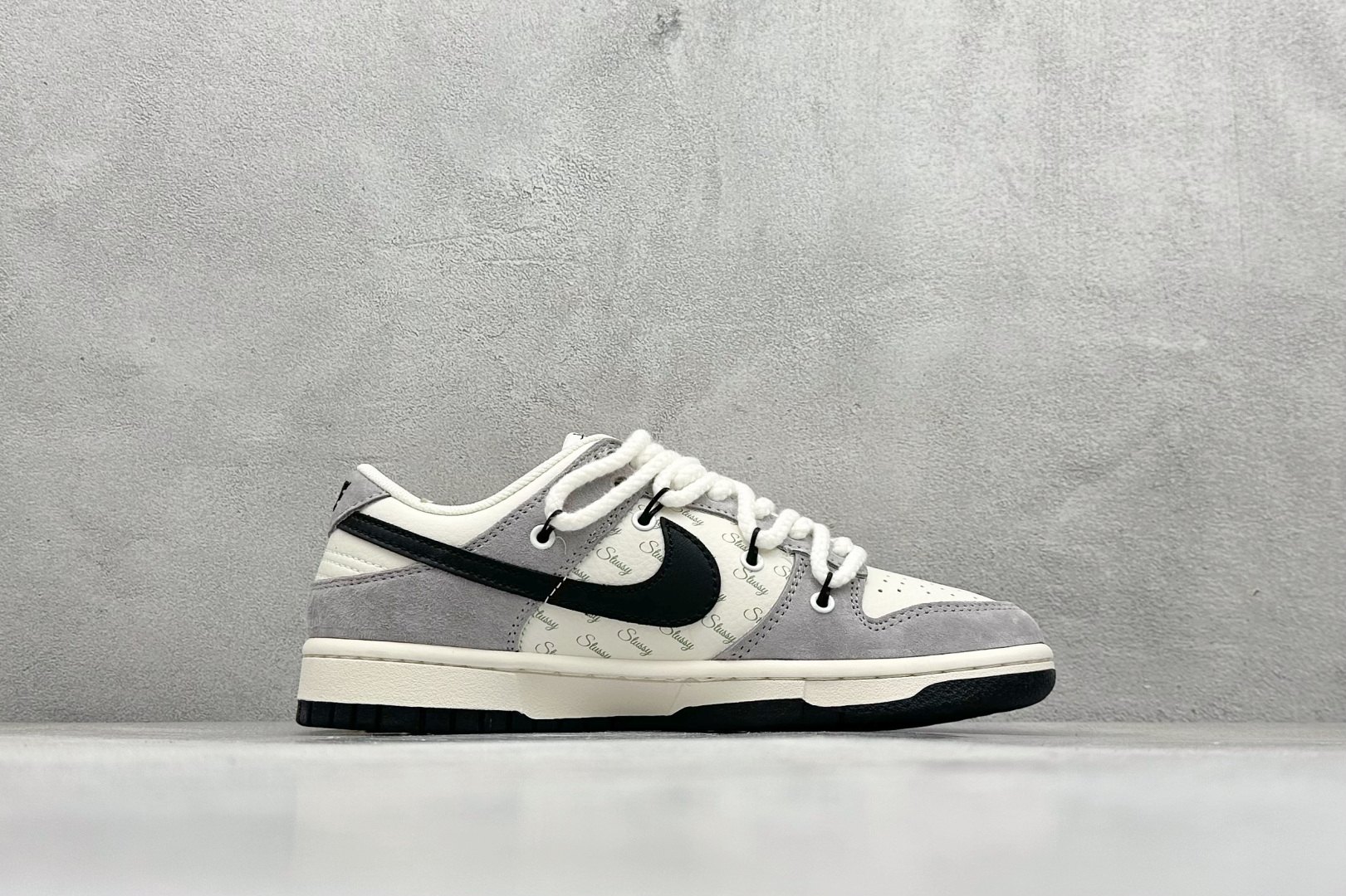 福利特价 放店私
Nike SB Dunk Low 斯图西联名 高端定制 低帮休闲板鞋 
定制鞋盒 大厂