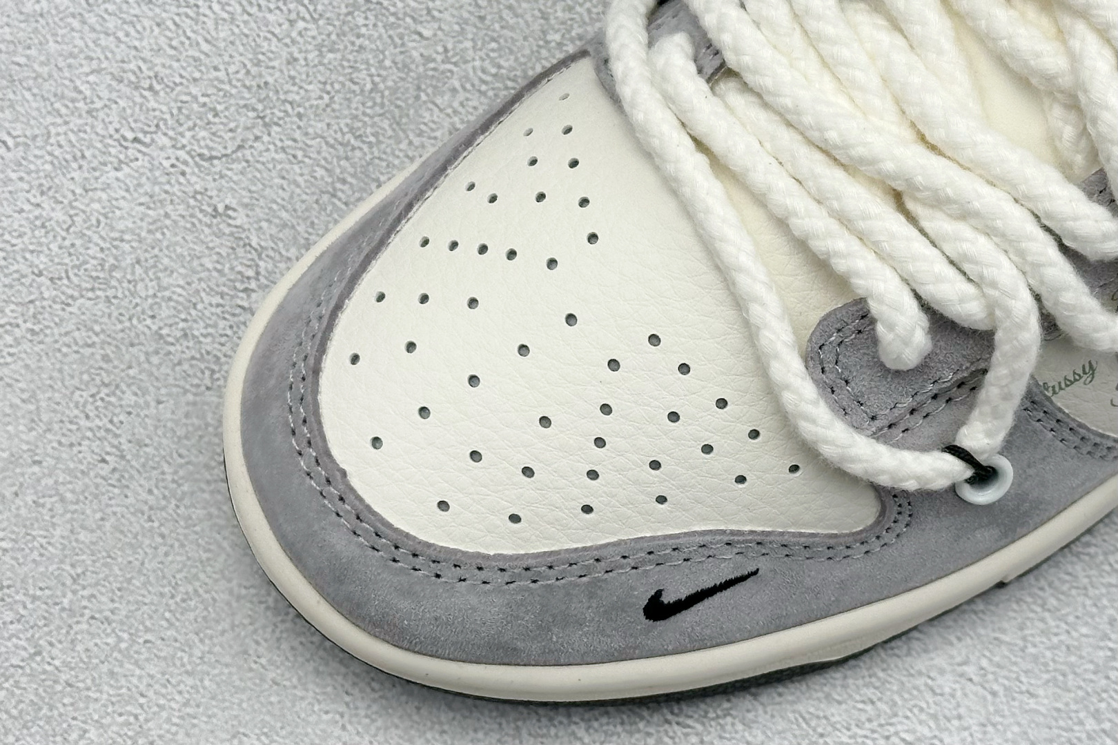 福利特价 放店私
Nike SB Dunk Low 斯图西联名 高端定制 低帮休闲板鞋 
定制鞋盒 大厂