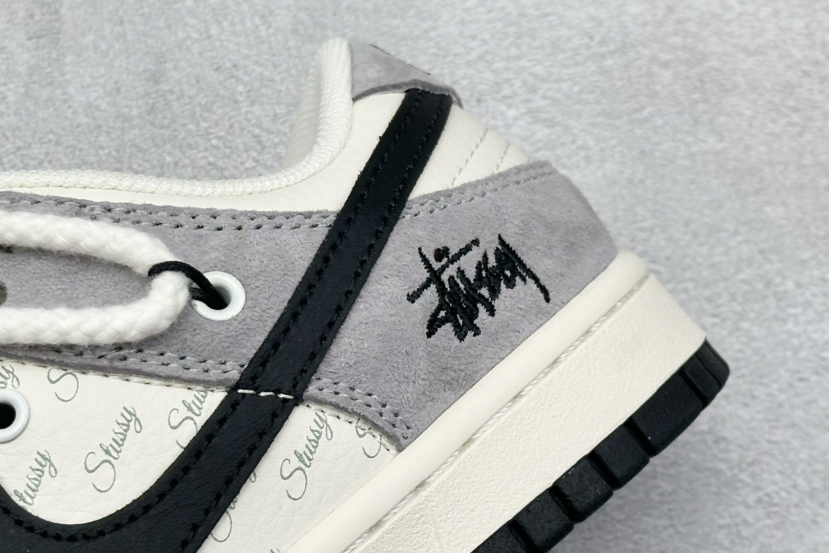 福利特价 放店私
Nike SB Dunk Low 斯图西联名 高端定制 低帮休闲板鞋 
定制鞋盒 大厂