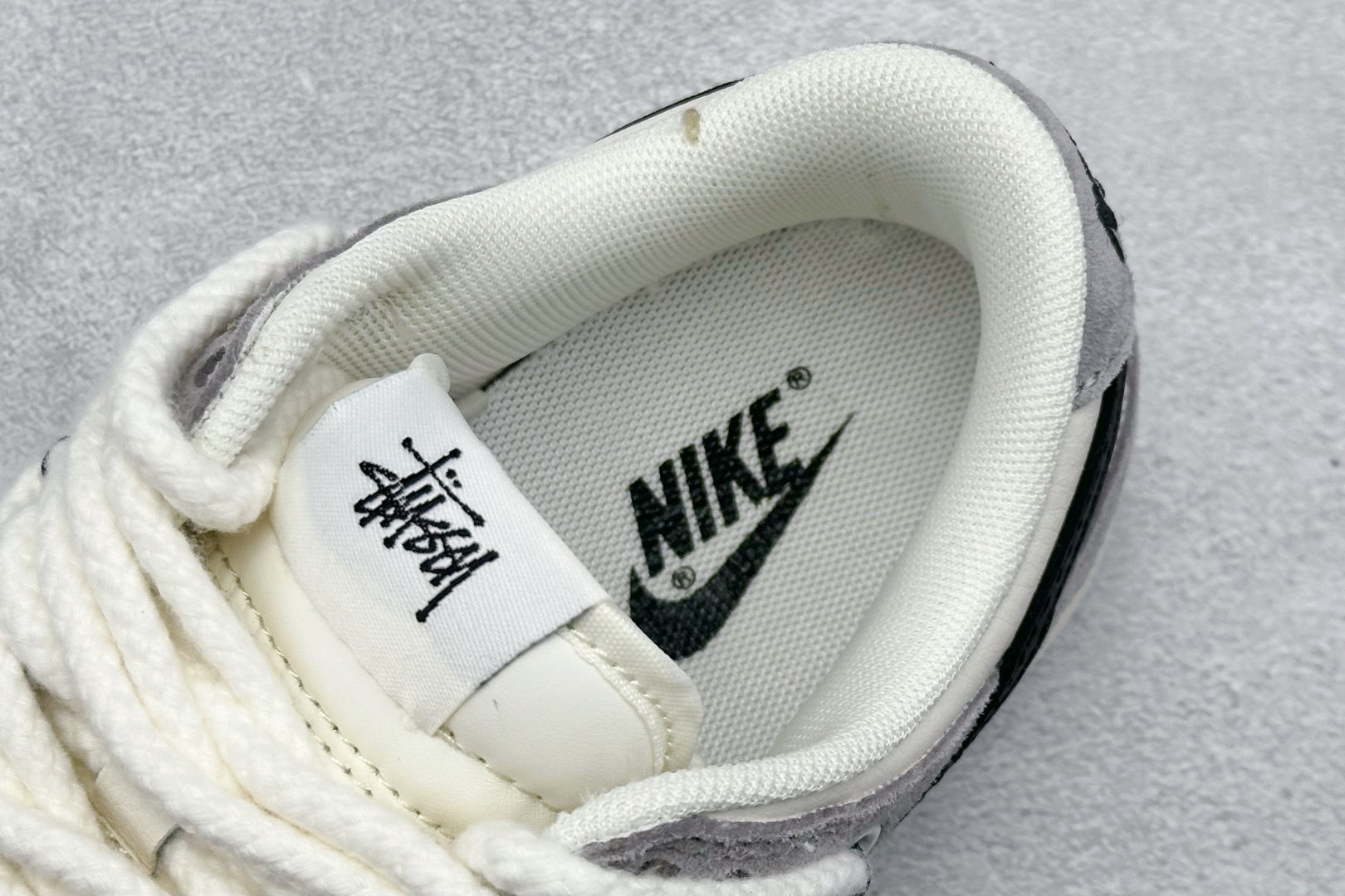 福利特价 放店私
Nike SB Dunk Low 斯图西联名 高端定制 低帮休闲板鞋 
定制鞋盒 大厂