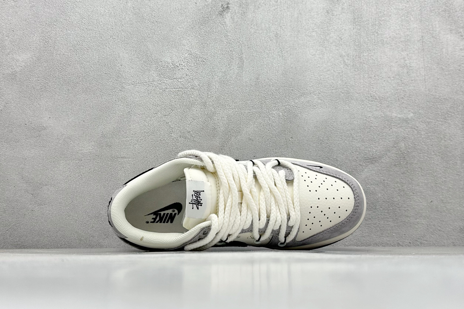 福利特价 放店私
Nike SB Dunk Low 斯图西联名 高端定制 低帮休闲板鞋 
定制鞋盒 大厂