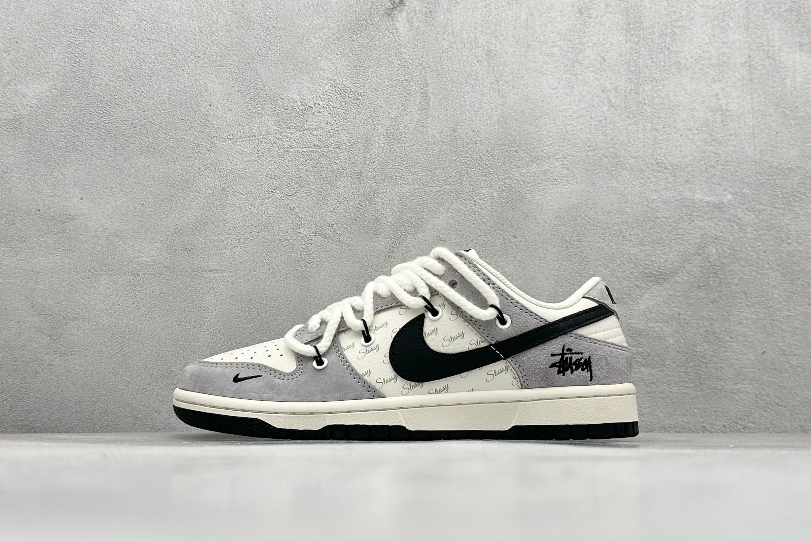 福利特价 放店私
Nike SB Dunk Low 斯图西联名 高端定制 低帮休闲板鞋 
定制鞋盒 大厂