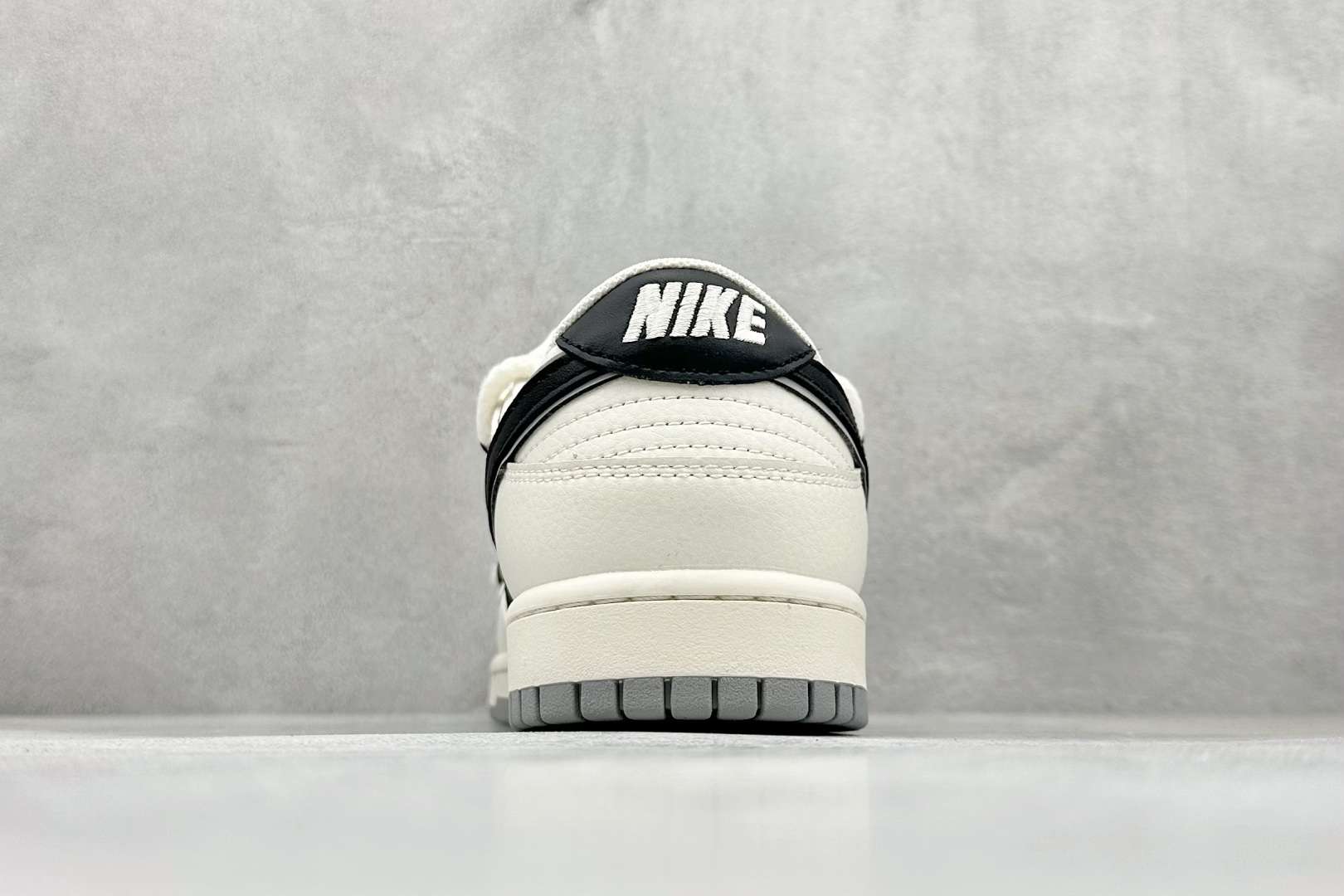 福利特价 放店私
Nk SB Dunk Low LV联名-灰金暴力熊 周年高端定制 低帮休闲板鞋
#定制